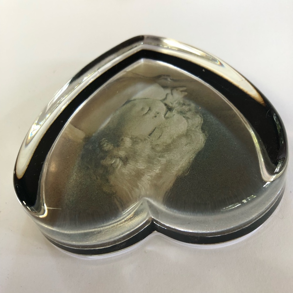Heart glass paperweight sweet sleeping baby child collectible - Picture 6 of 7